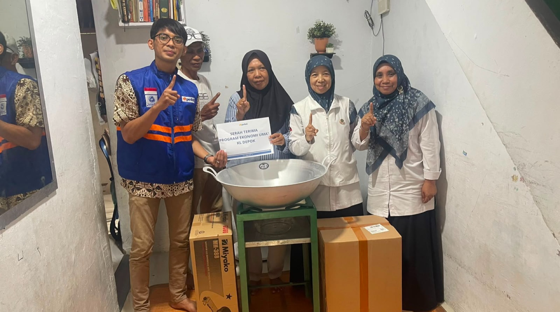 DT Peduli Depok Bersama KUA Beji Bantu Peralatan Usaha Keripik Singkong untuk Sumiyati
