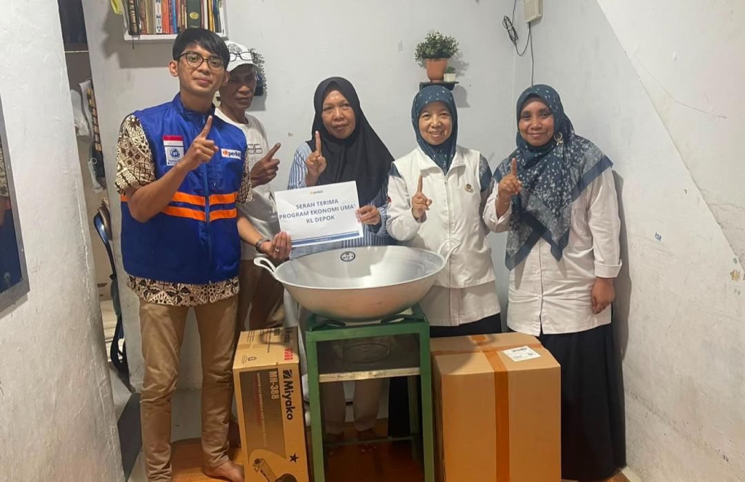 DT Peduli Depok Bersama KUA Beji Bantu Peralatan Usaha Keripik Singkong untuk Sumiyati