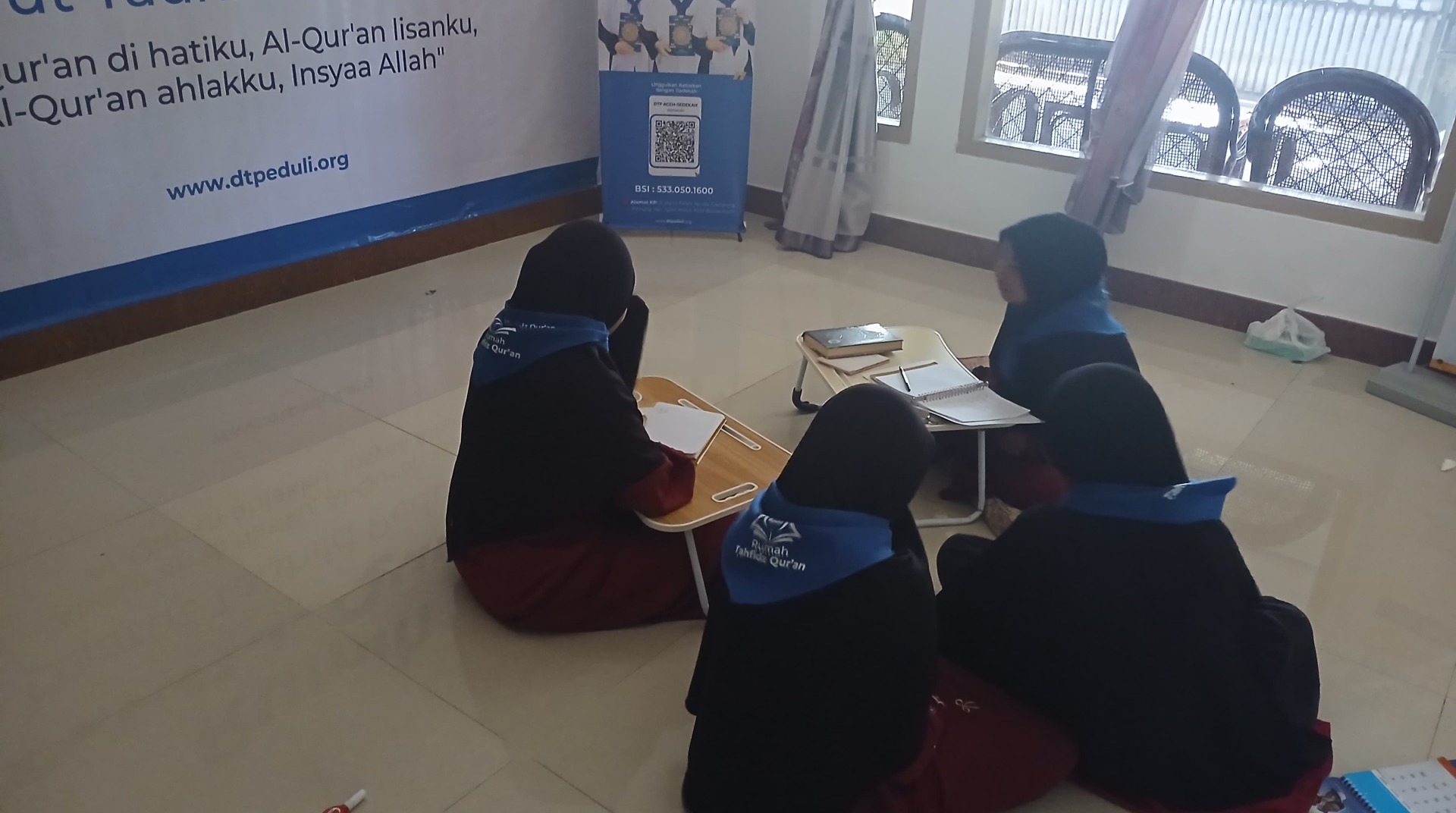 Santri RTQ DT Peduli Aceh Sambut Mahasiswi Magang dan Belajar Membuat Kerajinan Tangan dari Koran