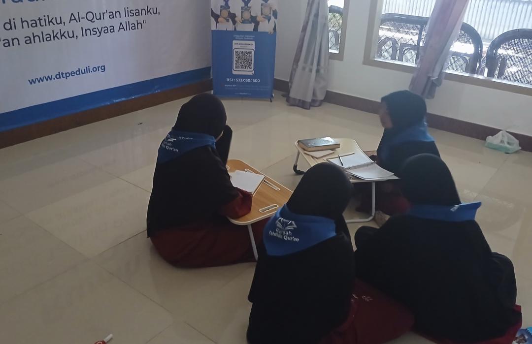 Santri RTQ DT Peduli Aceh Sambut Mahasiswi Magang dan Belajar Membuat Kerajinan Tangan dari Koran