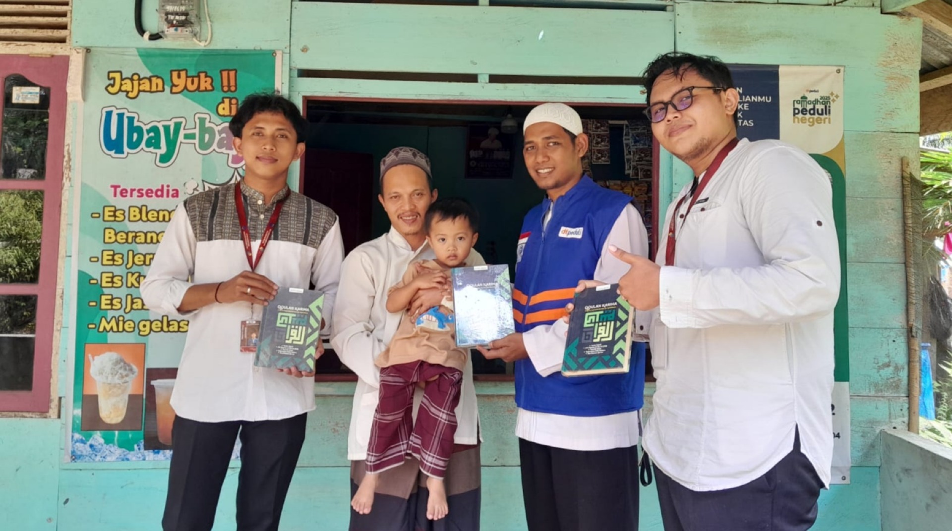 DT Peduli Jambi Salurkan Mushaf Al-Qur'an hingga ke Desa Tanjung Mulya