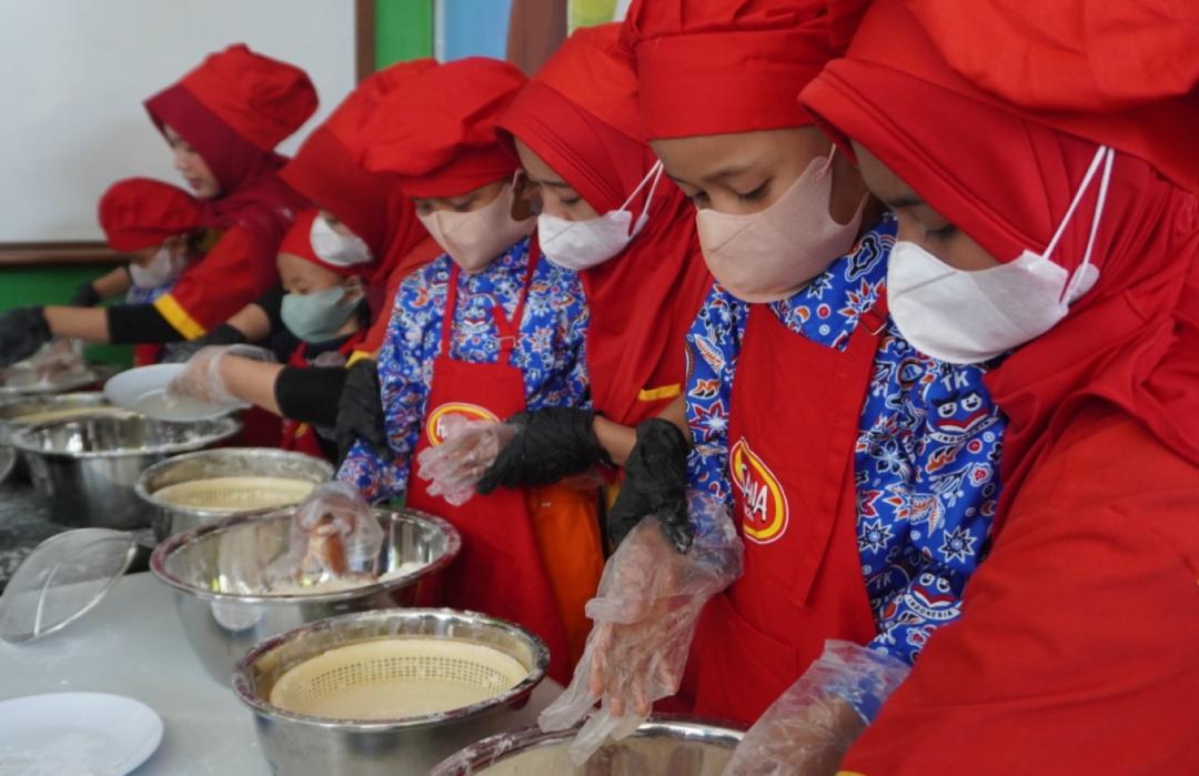 DT Peduli Sulsel dan Hisana Makassar Raya Gelar Cooking Class di TK Pembina Pallangga