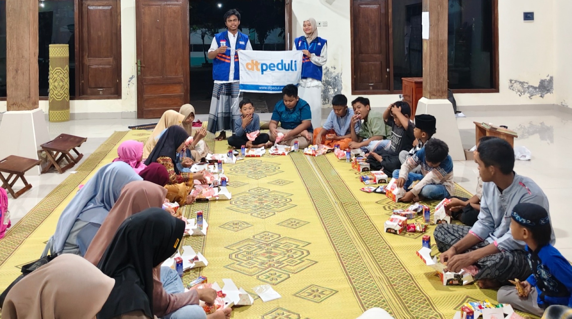 DT Peduli Solo Salurkan Paket Makanan Jumat Berkah ke Joglo Ngaji Kwagean, Klaten 