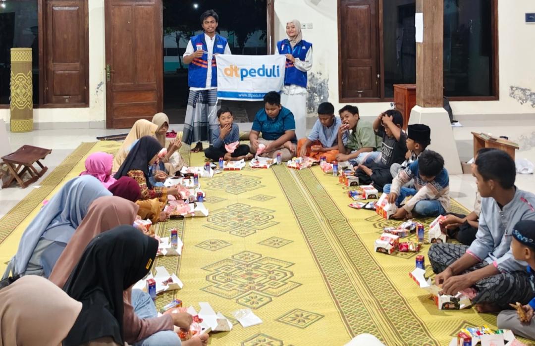 DT Peduli Solo Salurkan Paket Makanan Jumat Berkah ke Joglo Ngaji Kwagean, Klaten 