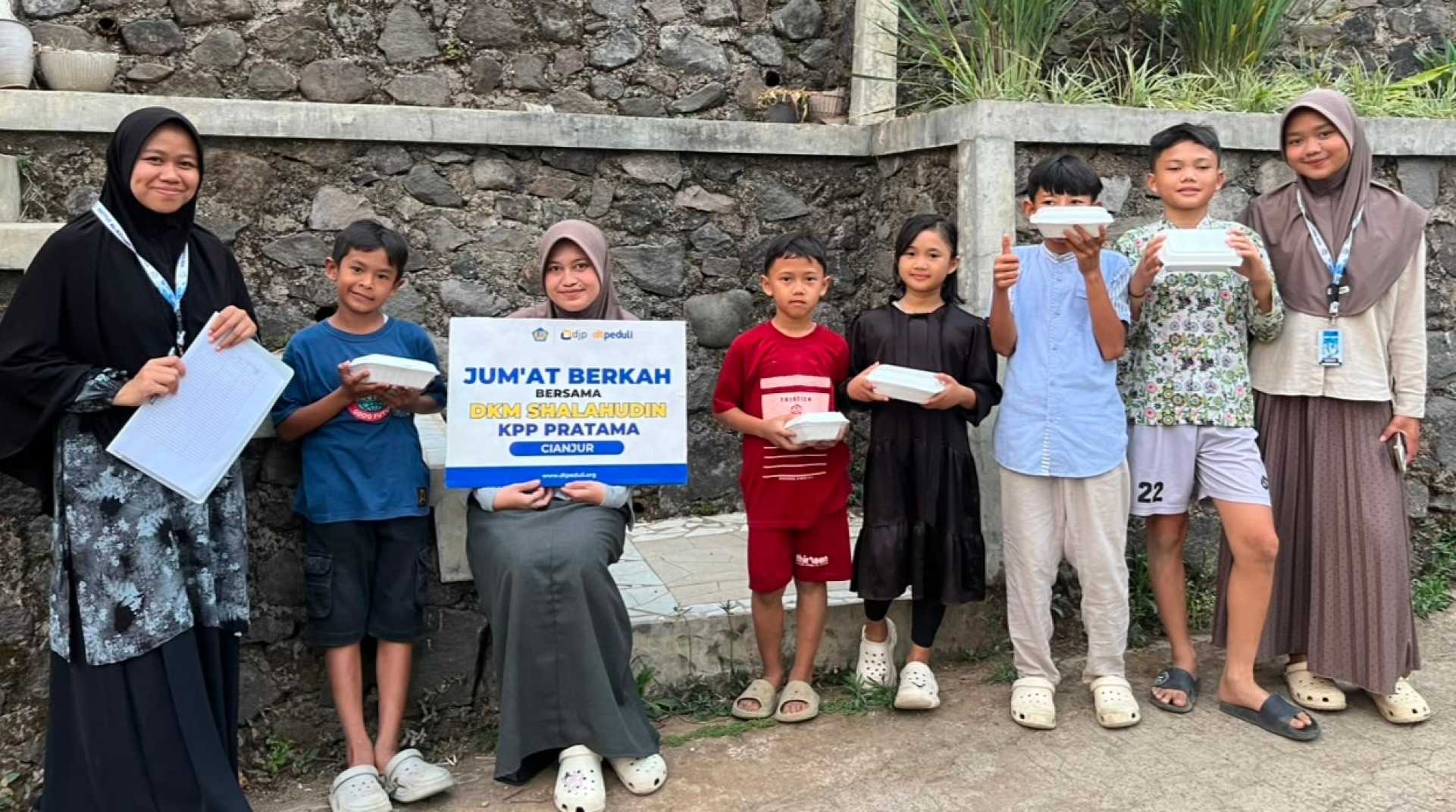 DT Peduli Cianjur Sinergi dengan KPP Pratama dan BSI Salurkan Program Jumat Berkah ke Kampung Cariu Wetan