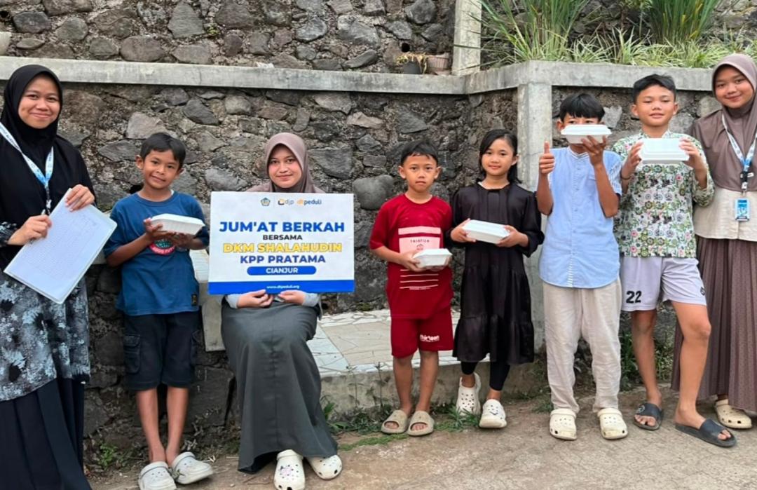 DT Peduli Cianjur Sinergi dengan KPP Pratama dan BSI Salurkan Program Jumat Berkah ke Kampung Cariu Wetan
