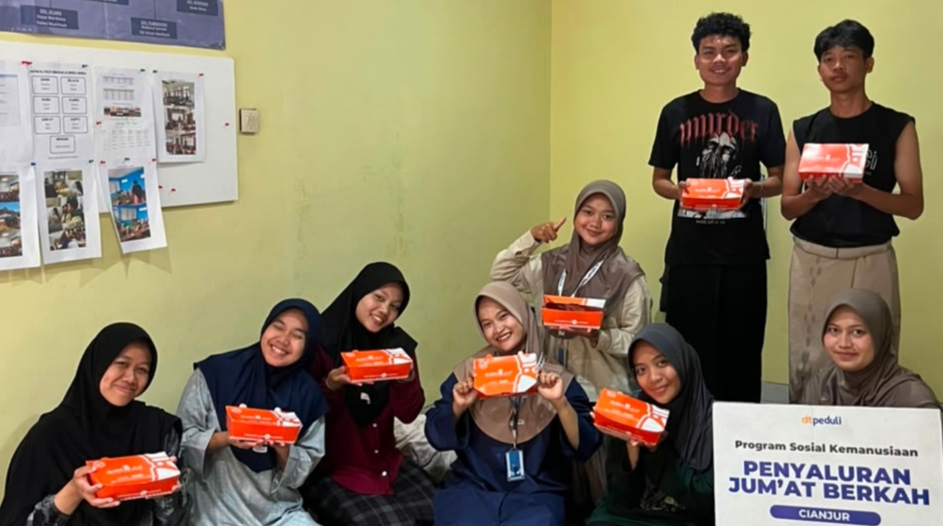 DT Peduli Cianjur Bersama BSI Salurkan Paket Makanan Jumat Berkah di Kampung Jatisari
