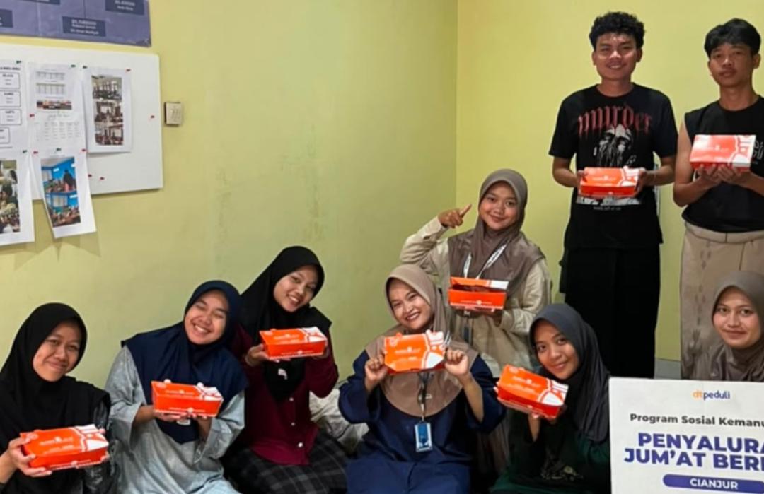 DT Peduli Cianjur Bersama BSI Salurkan Paket Makanan Jumat Berkah di Kampung Jatisari