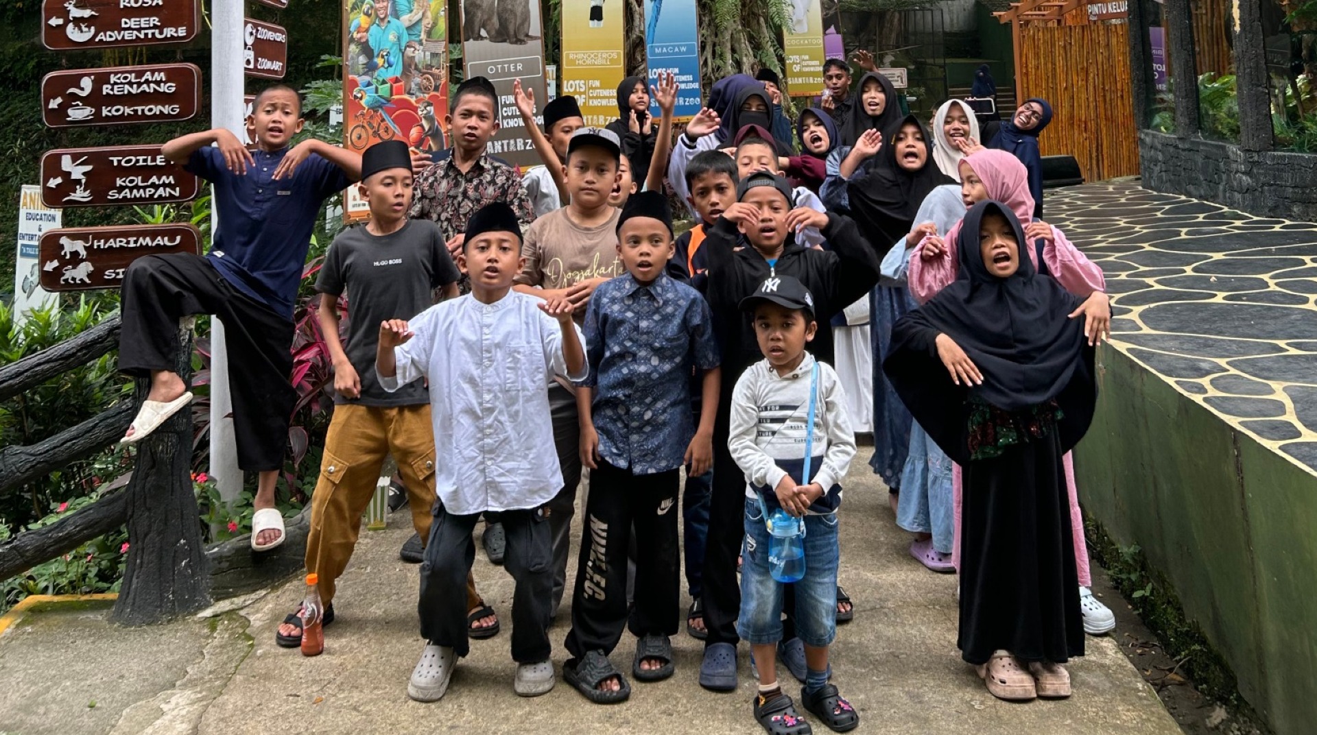 Santri Rumah Peduli Yatim Binaan DT Peduli Sumut Antusias Kunjungi Taman Hewan Pematangsiantar