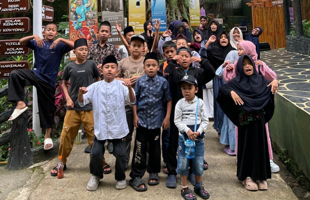 Santri Rumah Peduli Yatim Binaan DT Peduli Sumut Antusias Kunjungi Taman Hewan Pematangsiantar