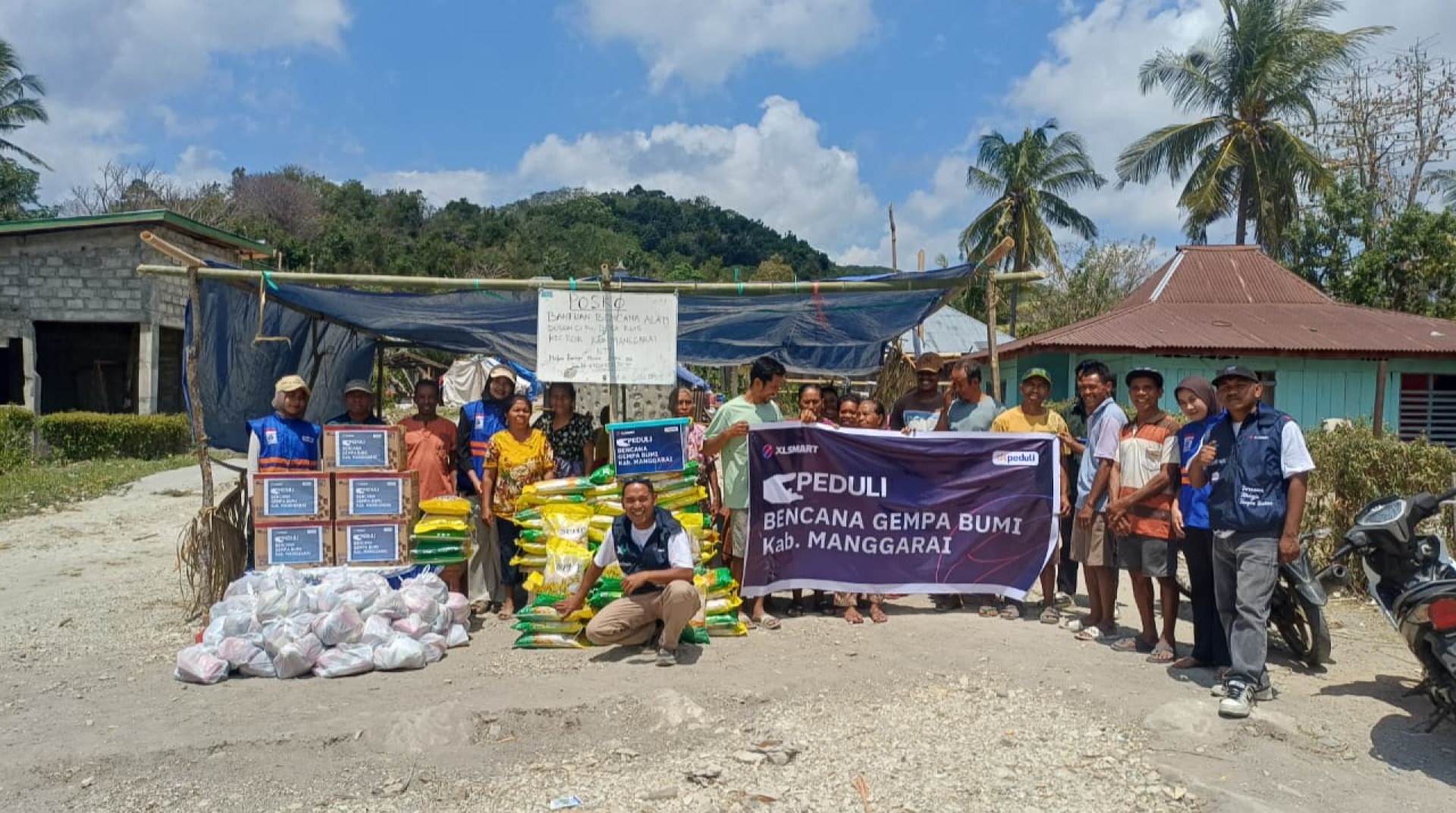 Menembus Jalan Terjal, DT Peduli Bersama XL Smart Salurkan Bantuan Kemanusiaan hingga Pelosok Manggarai