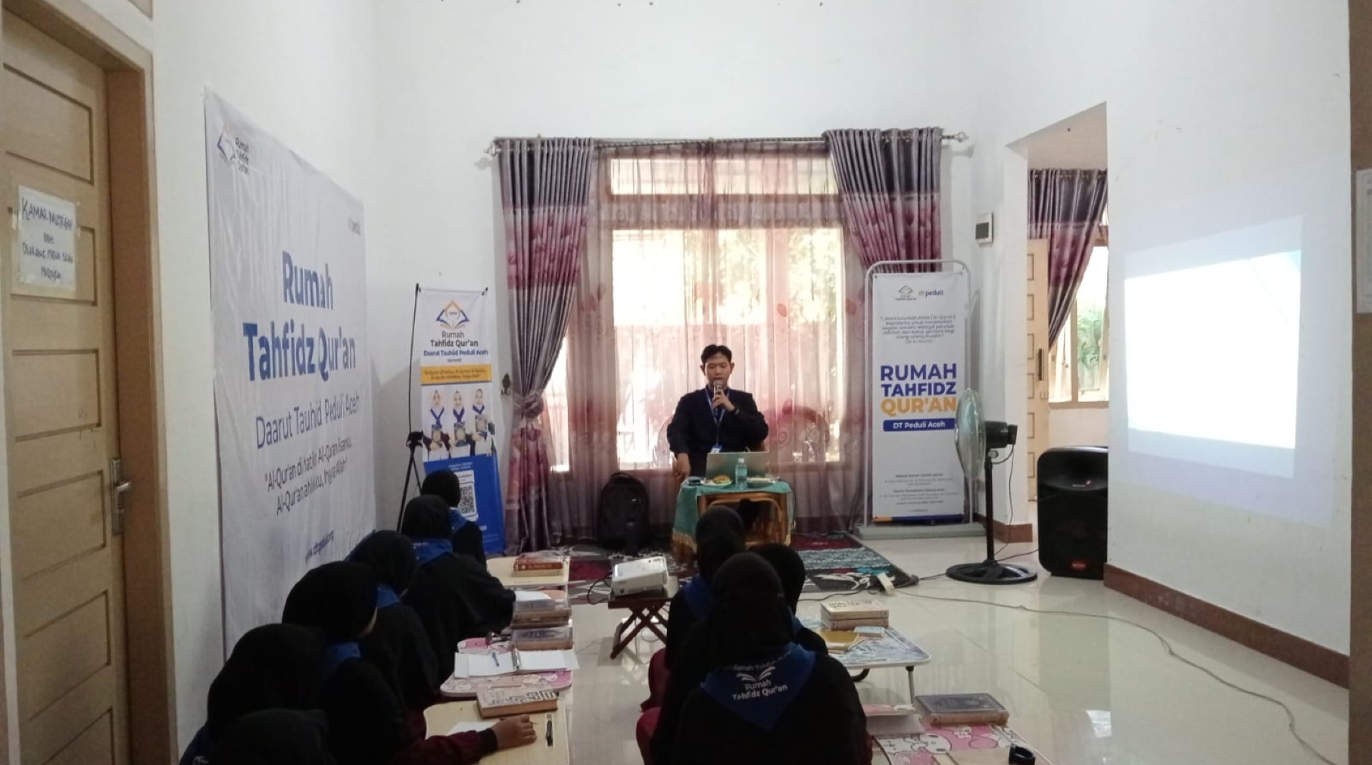 Santri RTQ DT Peduli Aceh Antusias Belajar Public Speaking dengan Ustaz Ahmad Riyan Arifin