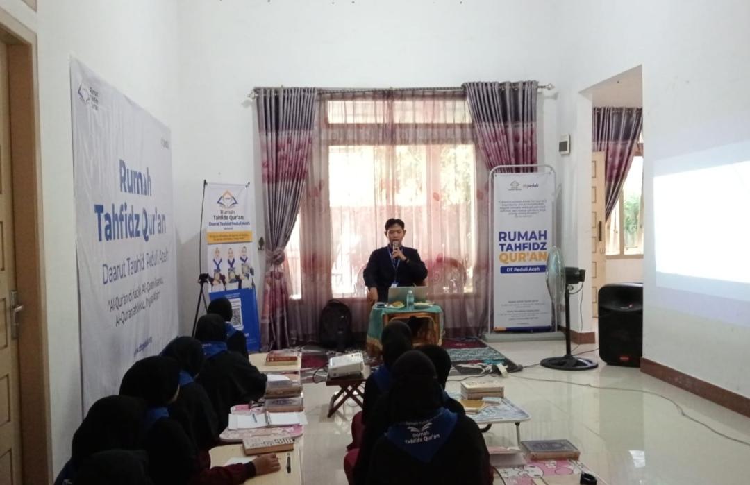 Santri RTQ DT Peduli Aceh Antusias Belajar Public Speaking dengan Ustaz Ahmad Riyan Arifin