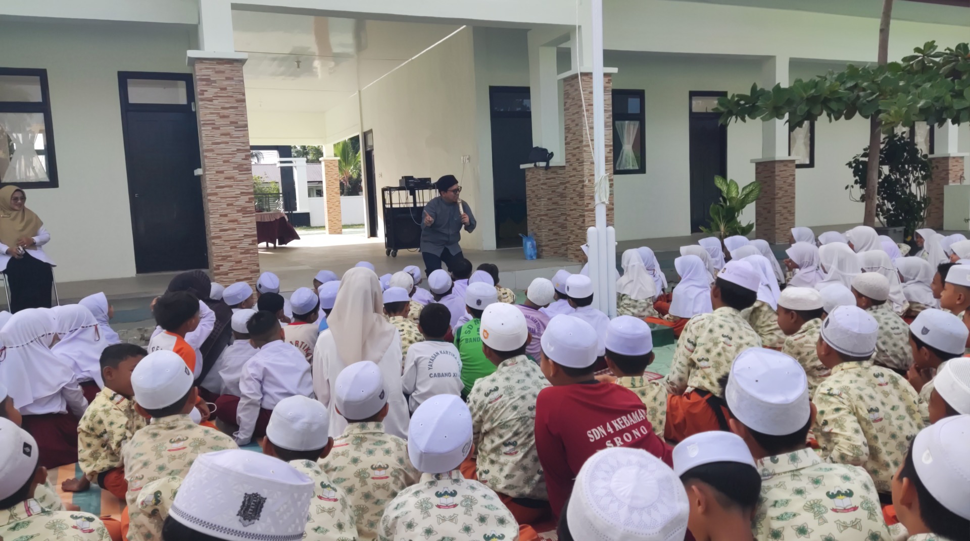 DT Peduli Aceh Gelar Kegiatan Berkisah Palestina Bersama Ustaz Wahyu Qece di SD Kartika 1 