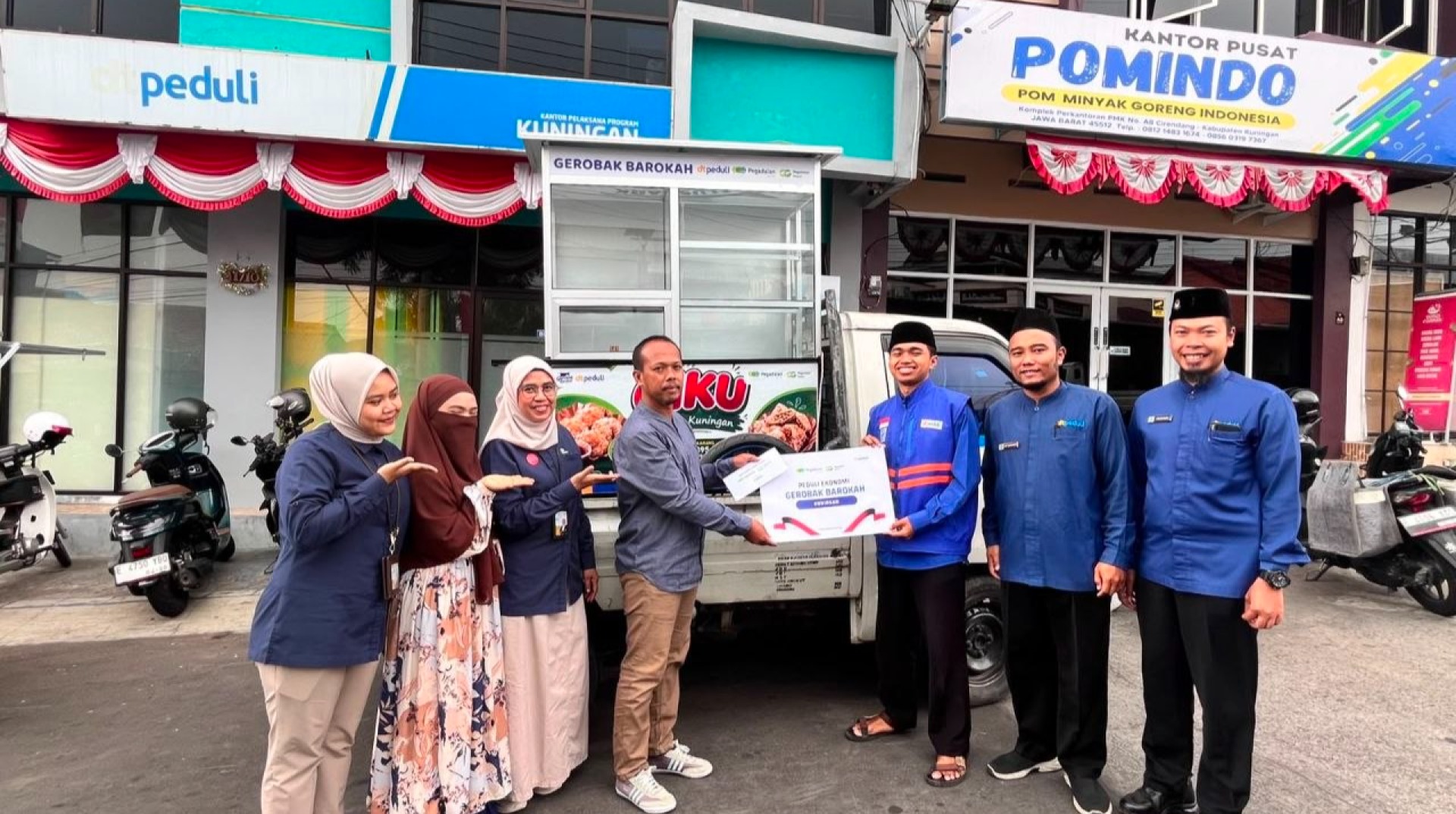 DT Peduli Kuningan dan Pegadaian Syariah Salurkan Gerobak Barokah kepada Pelaku UMKM Binaan 