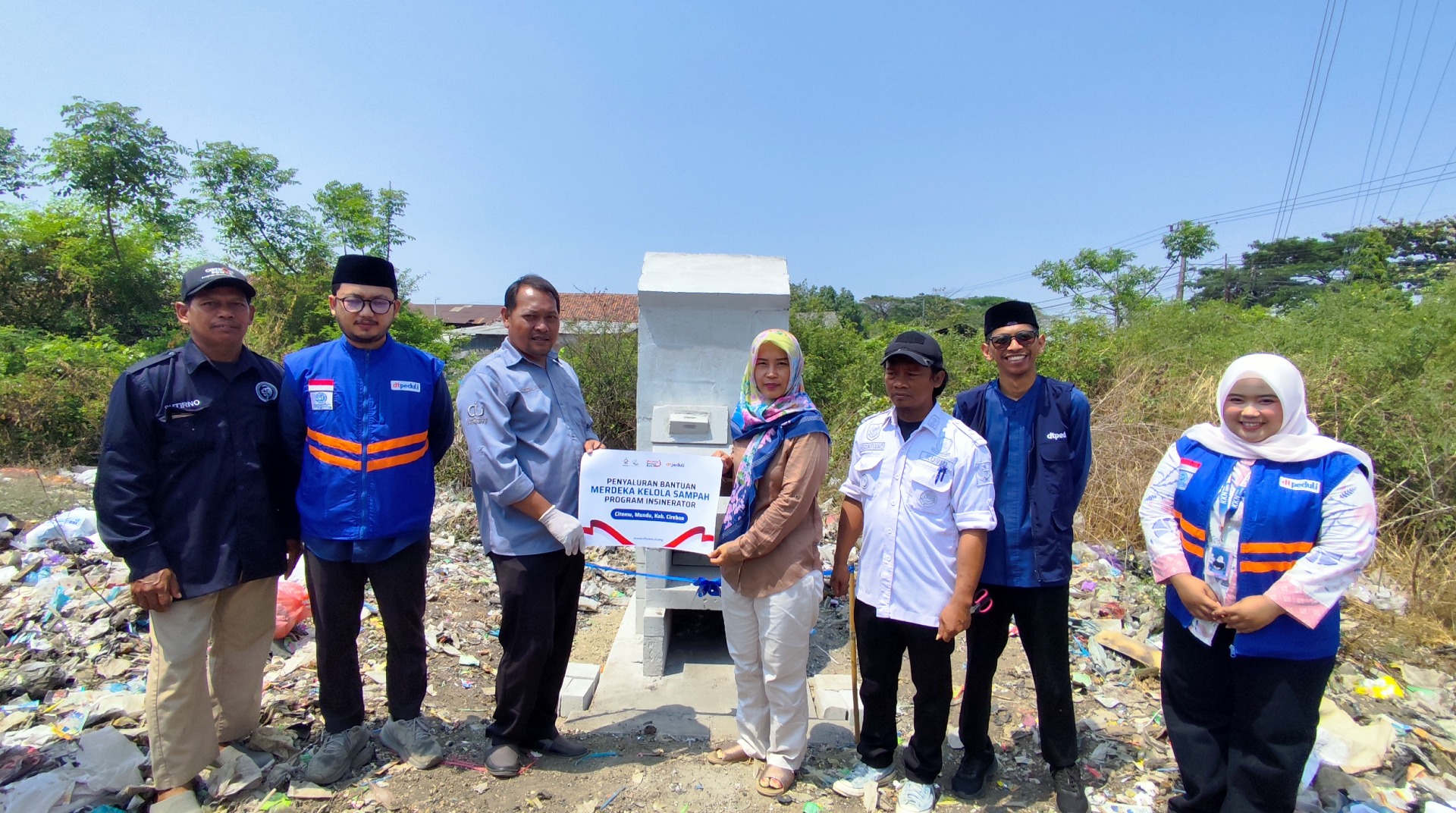 DT Peduli Cirebon Resmikan Incinerator Sampah Bersama KKN UIN Siber Syekh Nurjati Cirebon di Desa Citemu