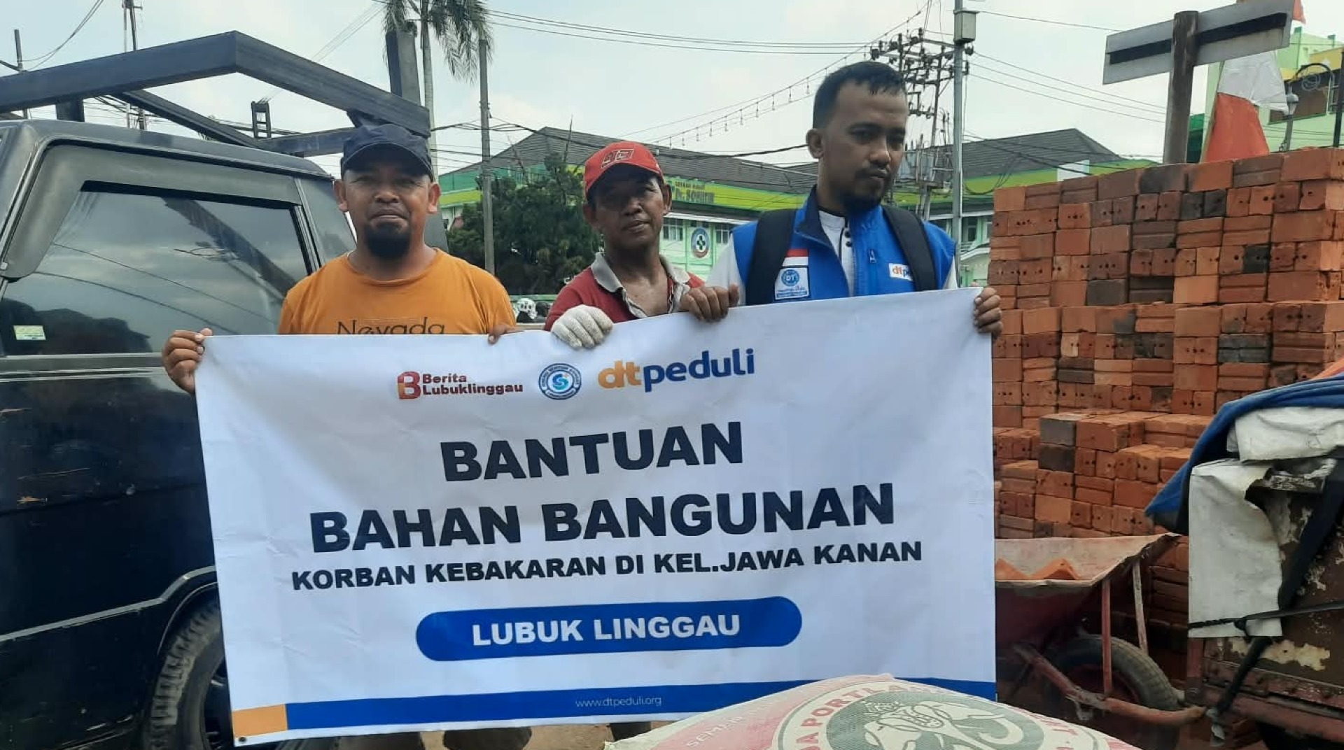 DT Peduli Lubuklinggau Salurkan Bantuan Semen untuk Penyintas Kebakaran di Kelurahan Jawa Kanan