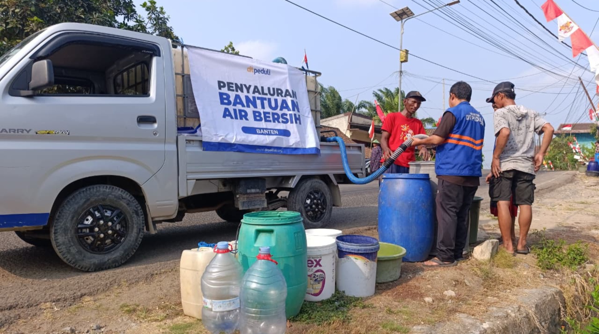 Bantu Warga Hadapi Kemarau Panjang, DT Peduli Banten Salurkan 12.000 Liter Air Bersih ke Kecamatan Cikeusik 
