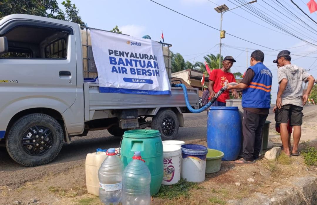 Bantu Warga Hadapi Kemarau Panjang, DT Peduli Banten Salurkan 12.000 Liter Air Bersih ke Kecamatan Cikeusik 