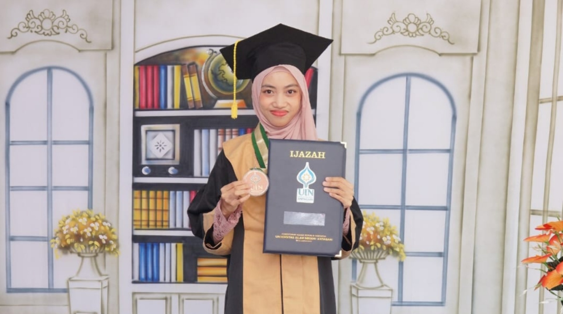 Penuh Haru! Mahasiswa Penerima Beasiswa DT Peduli Kalsel Kini Resmi Menyandang Gelar Sarjana 