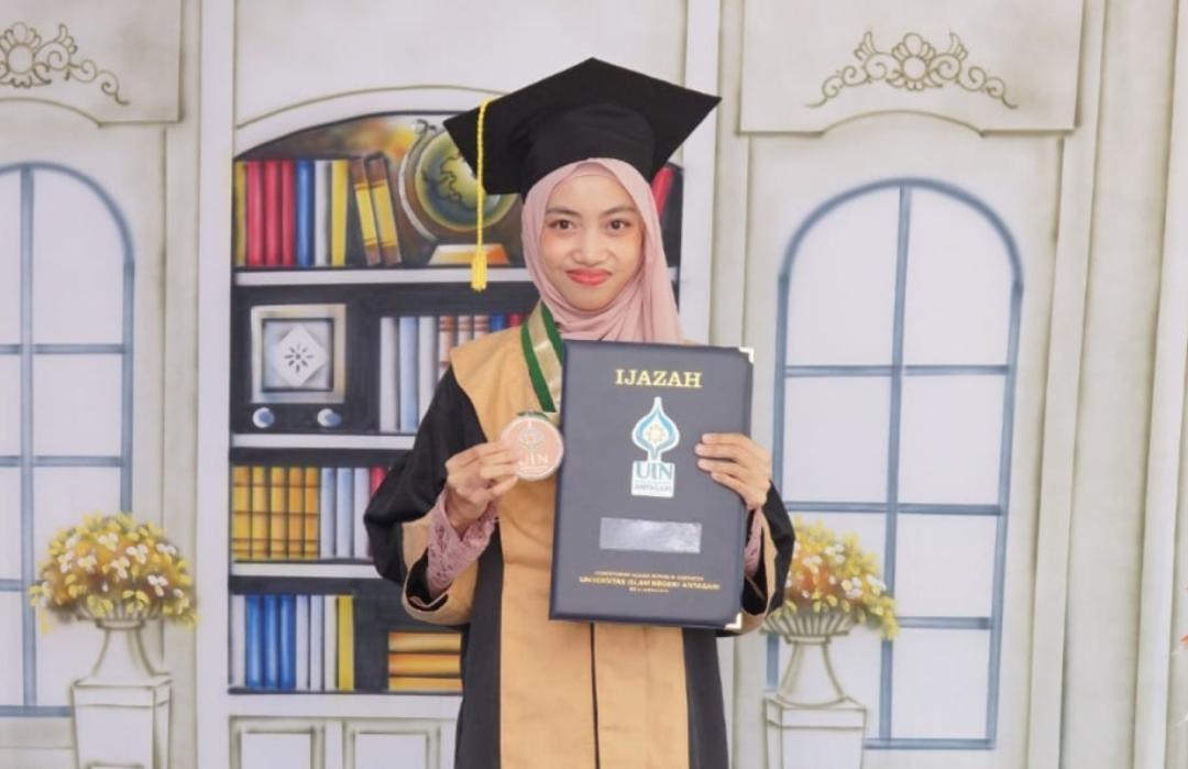 Penuh Haru! Mahasiswa Penerima Beasiswa DT Peduli Kalsel Kini Resmi Menyandang Gelar Sarjana 