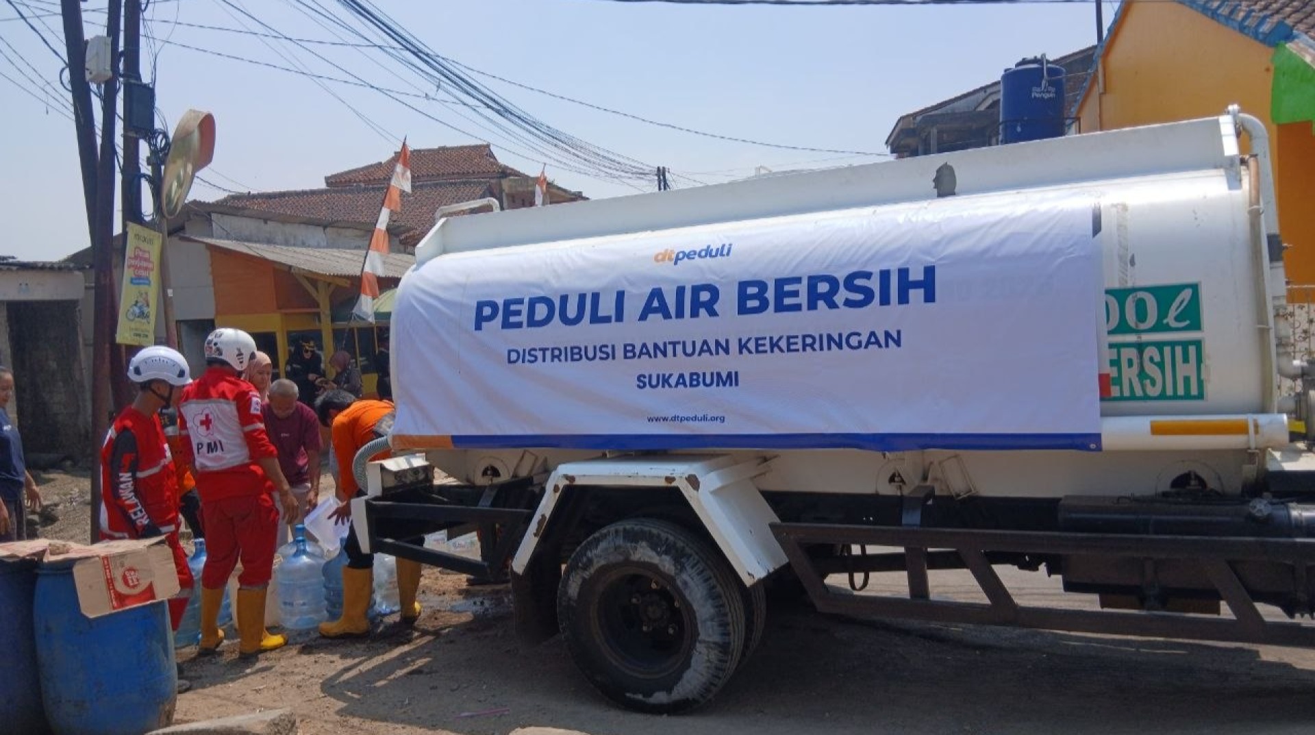 DT Peduli Sukabumi Bersama PMI Kota Sukabumi Salurkan 2000 Liter Air Bersih kepada Masyarakat Terdampak Kekeringan