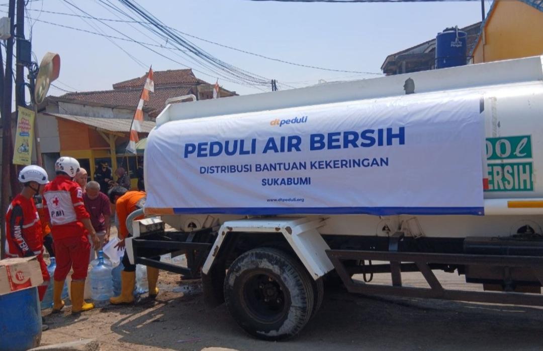 DT Peduli Sukabumi Bersama PMI Kota Sukabumi Salurkan 2000 Liter Air Bersih kepada Masyarakat Terdampak Kekeringan