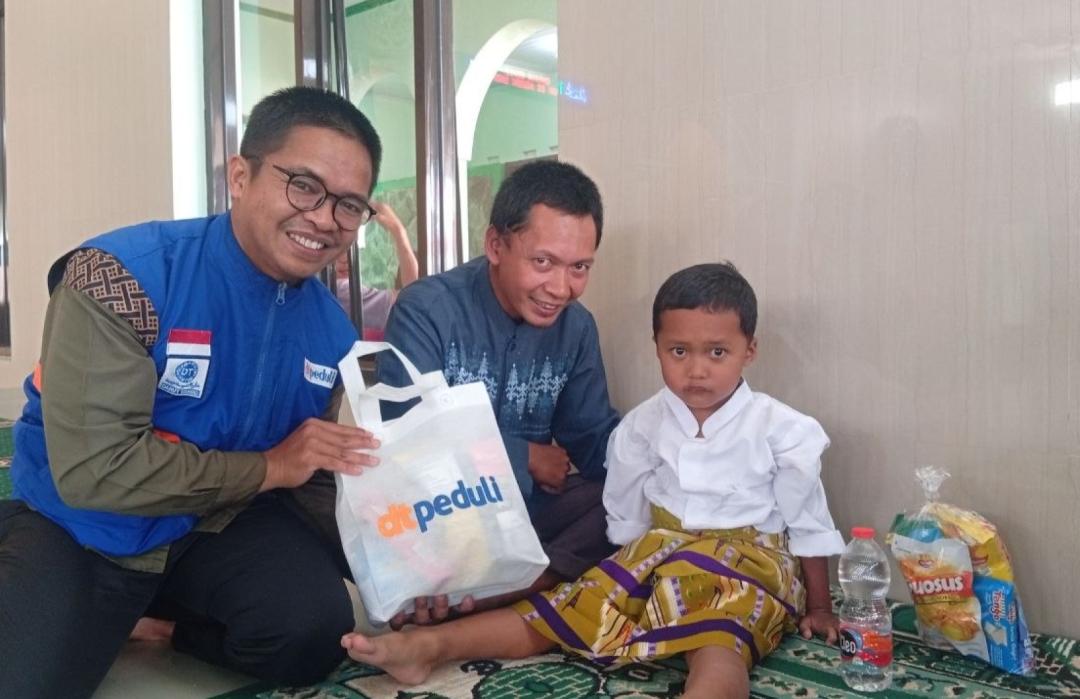 DT Peduli Kuningan Bersama Karang Taruna Kelurahan Cigadung dan Klinik Utama Metro Gelar Khitanan Massal