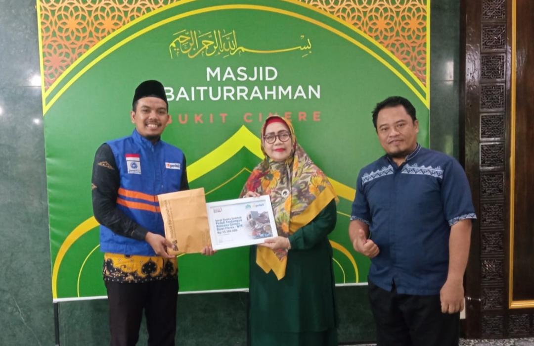 Majelis Taklim Baiturrahman Cinere Serahkan Donasi untuk Penyintas Gempa NTT kepada DT Peduli Depok