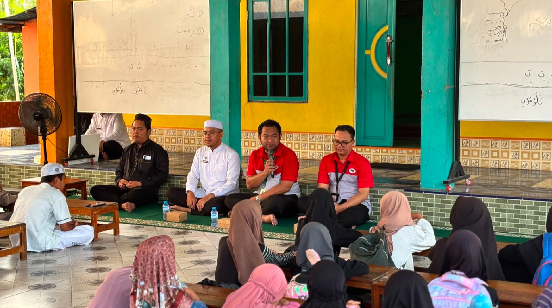 JNE Banjarmasin Kunjungi dan Salurkan Dana Zakat ke TPQ Al-Ikhlash Binaan DT Peduli Kalsel 