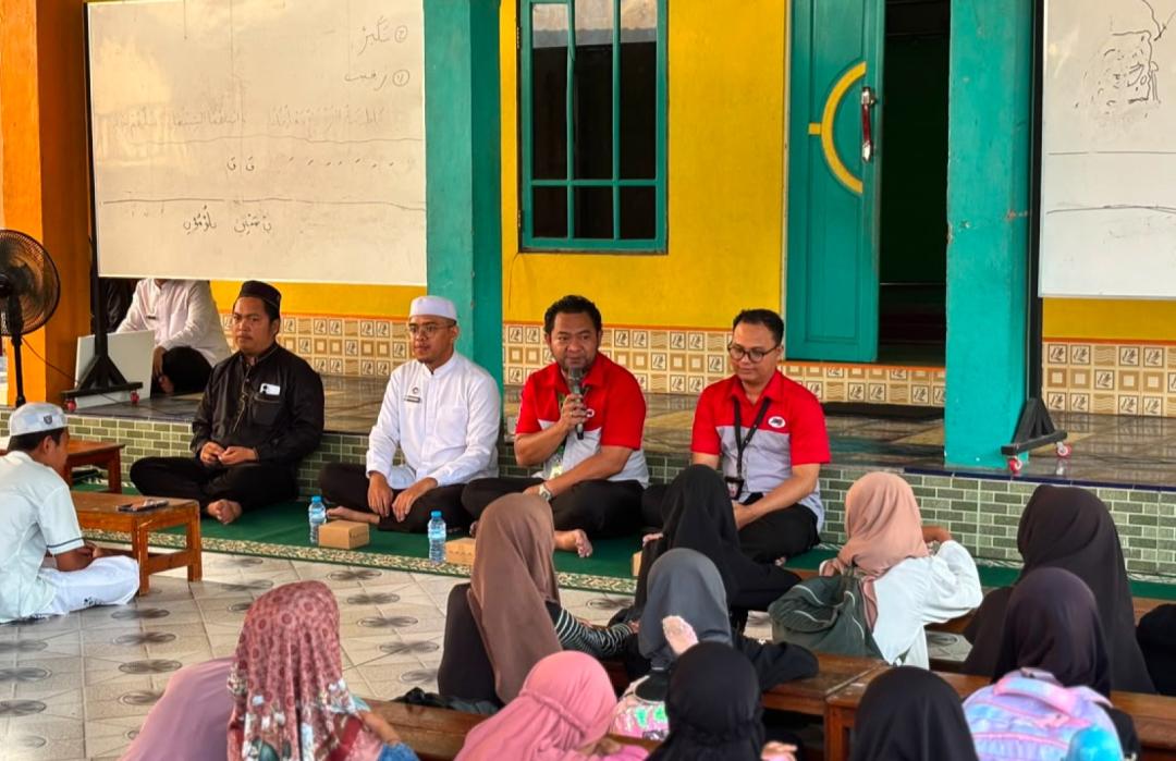 JNE Banjarmasin Kunjungi dan Salurkan Dana Zakat ke TPQ Al-Ikhlash Binaan DT Peduli Kalsel 