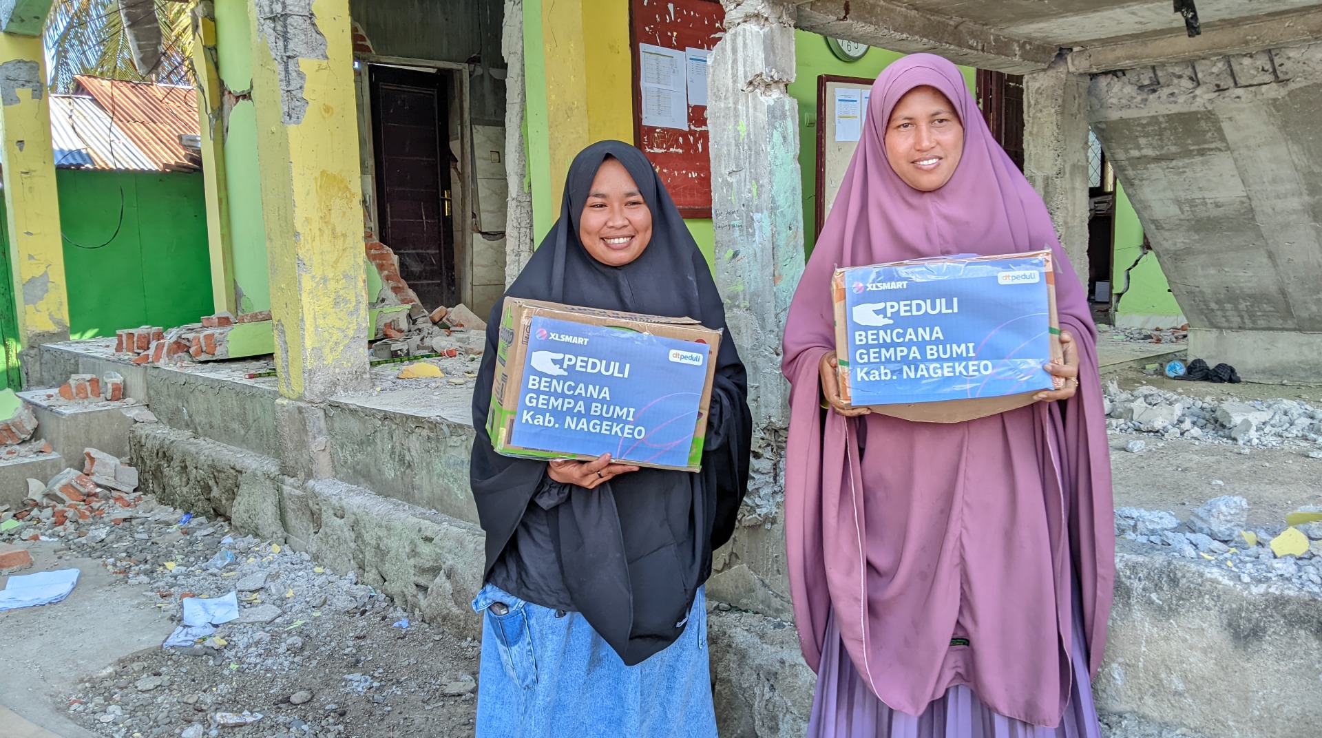 XL Smart Bersama DT Peduli NTB Salurkan Bantuan Sembako untuk Warga Terdampak Gempa di Nagekeo, NTT