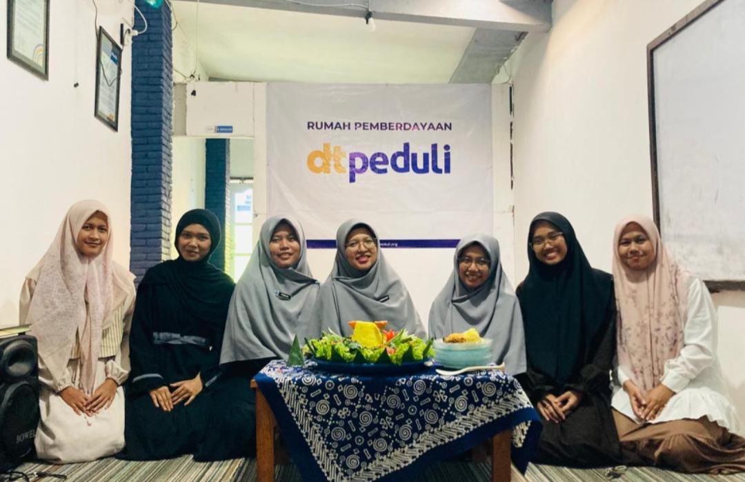 DT Peduli Jateng Gelar Tasyakuran Pelepasan Mahasiswa Penerima Manfaat Program Beasiswa 