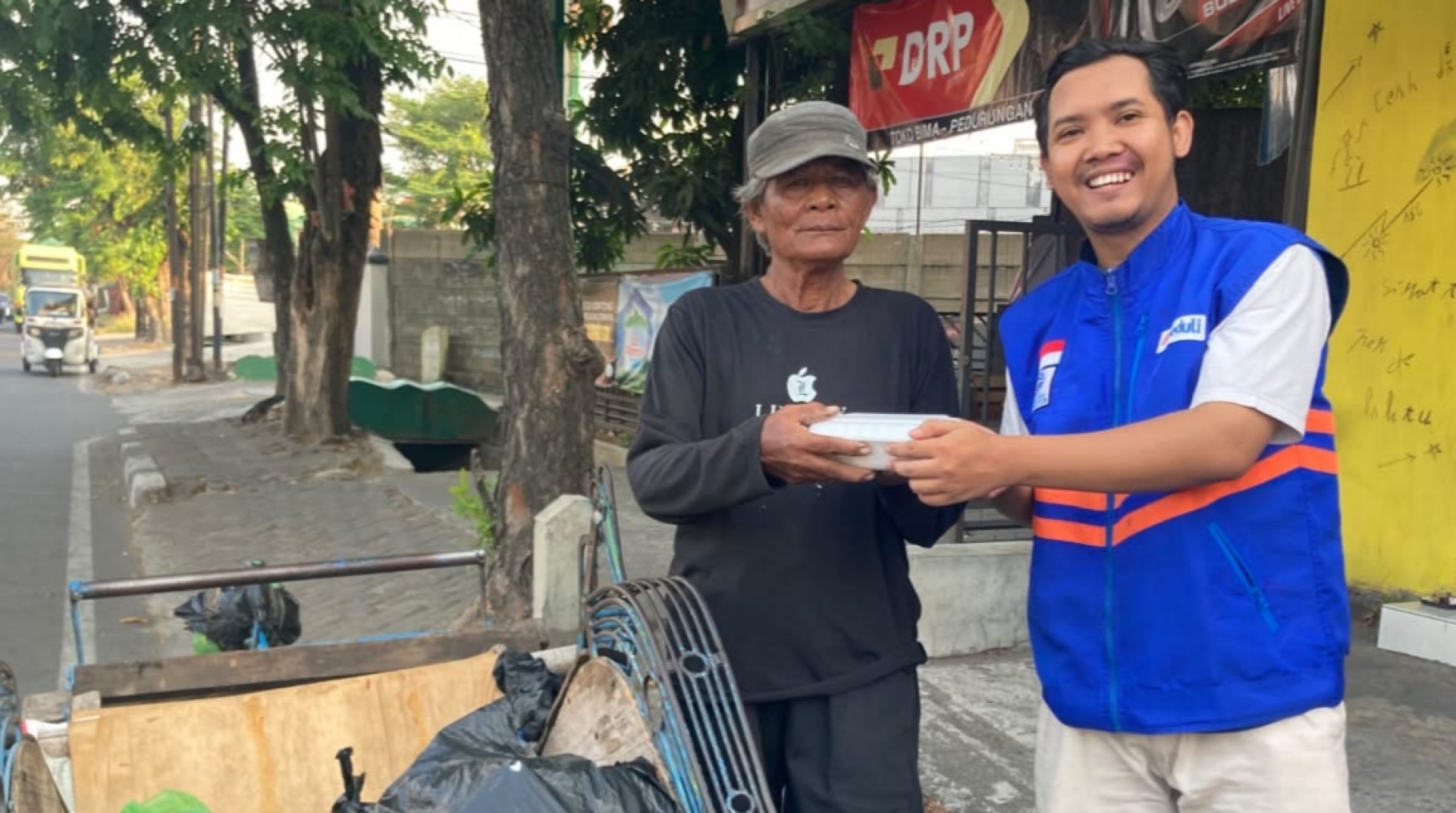 DT Peduli Jateng Sinergi dengan Sang Raja Ayam Salurkan Program Jumat Berkah di Jalan Arteri Soekarno - Hatta, Semarang