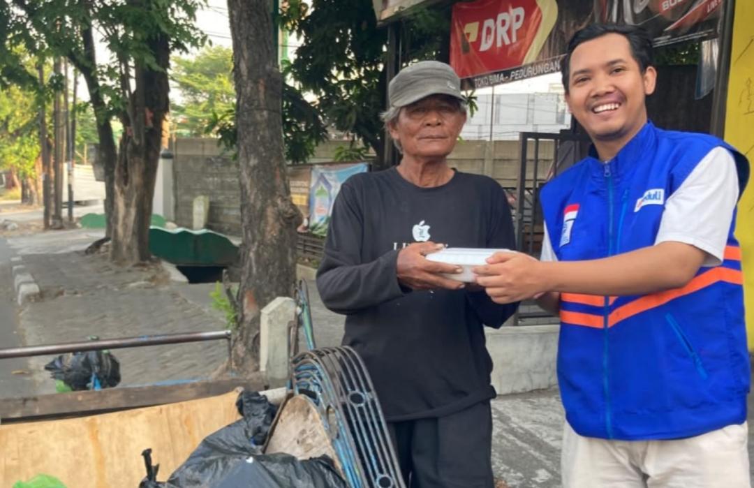 DT Peduli Jateng Sinergi dengan Sang Raja Ayam Salurkan Program Jumat Berkah di Jalan Arteri Soekarno - Hatta, Semarang