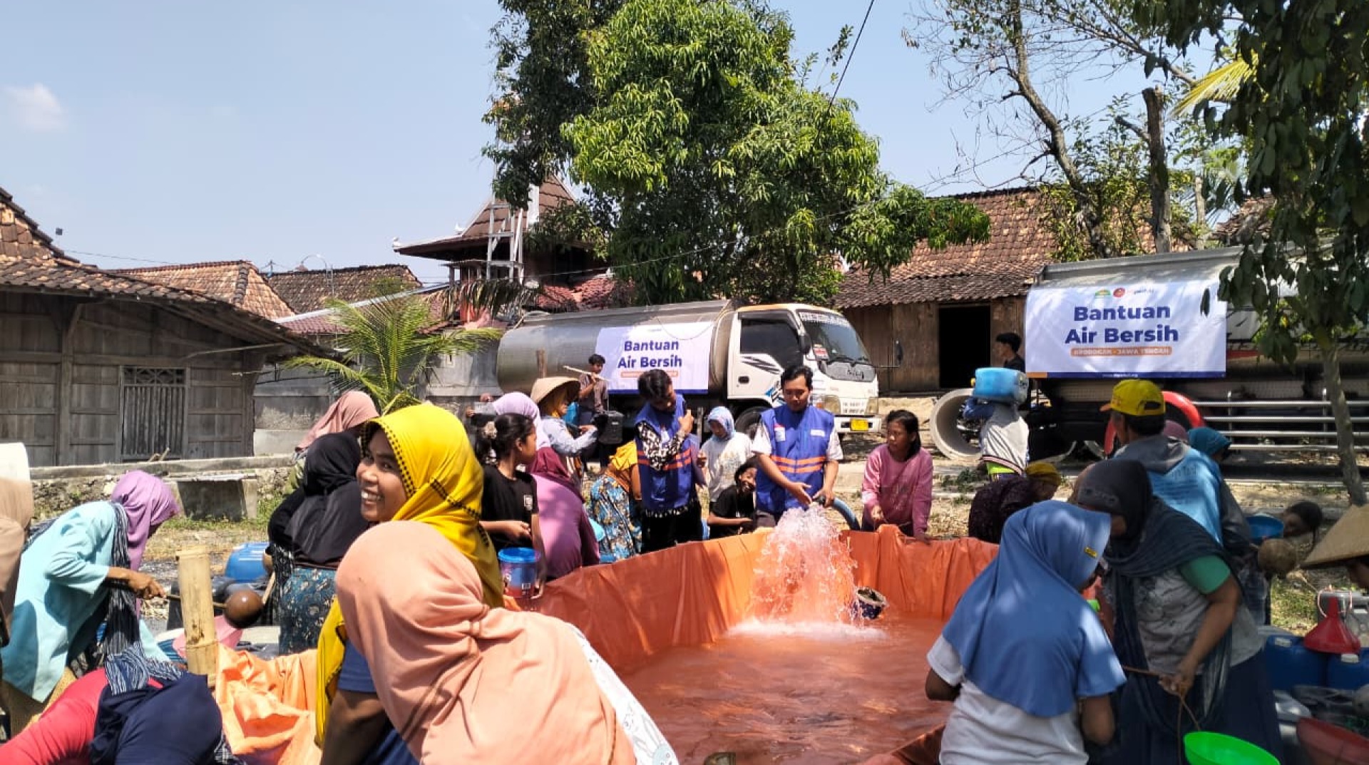 DT Peduli Jateng Salurkan Sembilan Tangki Air Bersih untuk Bantu Warga Desa Geyer, Grobogan, Hadapi Krisis Air 