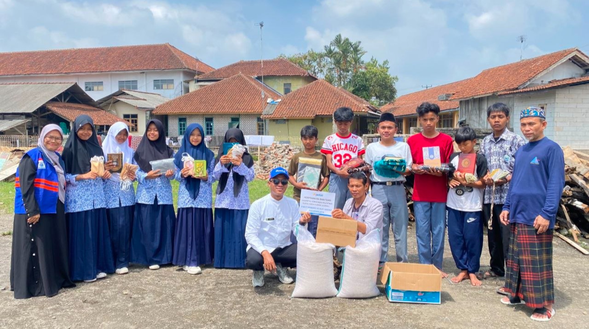 DT Peduli Tasikmalaya Salurkan Bantuan untuk Santri Ma'had Tahfidzul Qur'an Nurul Huda yang Terdampak Musibah Kebakaran