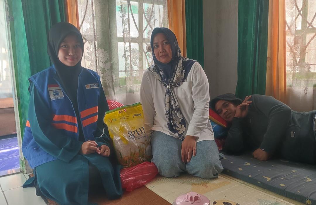 Kondisi Ekonomi Kurang Stabil Setelah Kepala Keluarga Alami Serangan Jantung, DT Peduli Cianjur Hadir Salurkan Bantuan Sembako