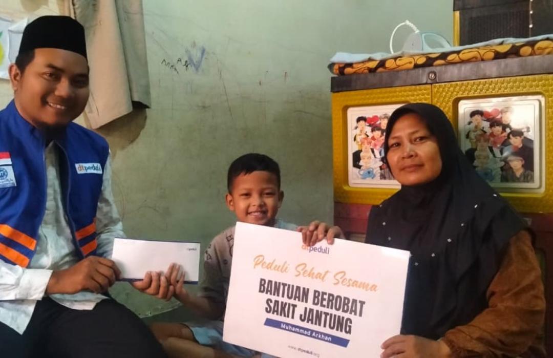 DT Peduli Sumsel Salurkan Bantuan Biaya Pengobatan Sakit Jantung untuk Arkhan