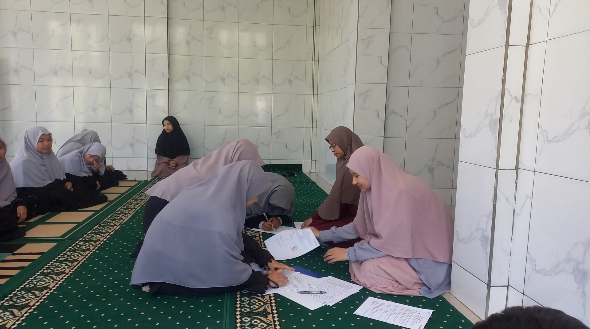 DT Peduli Garut Laksanakan Kegiatan Pendampingan Bulanan dan Salurkan Kerudung bagi Santri Rumah Tahfizh Ashshaff