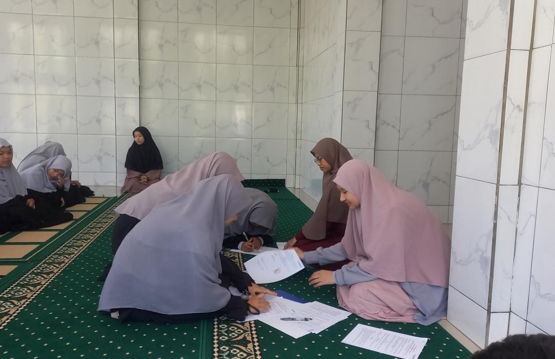 DT Peduli Garut Laksanakan Kegiatan Pendampingan Bulanan dan Salurkan Kerudung bagi Santri Rumah Tahfizh Ashshaff