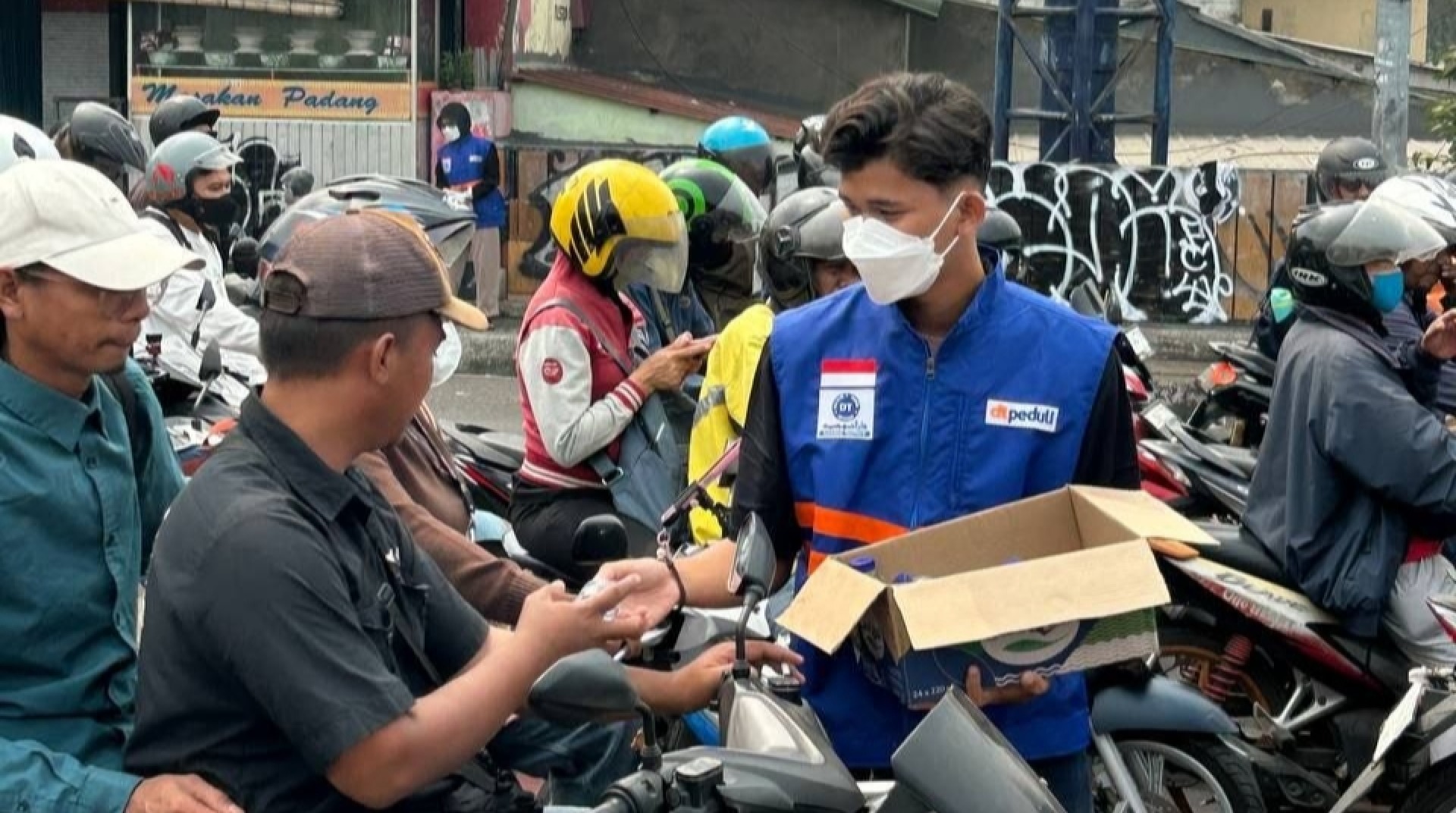 Gunung Anak Krakatau Erupsi, DT Peduli Bekasi Gelar Aksi Siaga Bencana dengan Bagikan Ratusan Masker Gratis  