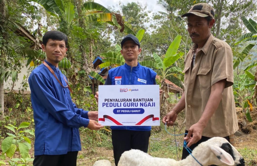 Apresiasi Perjuangan Guru Ngaji di Pelosok Garut Selatan, DT Peduli Garut Salurkan Bantuan Hewan Ternak Domba