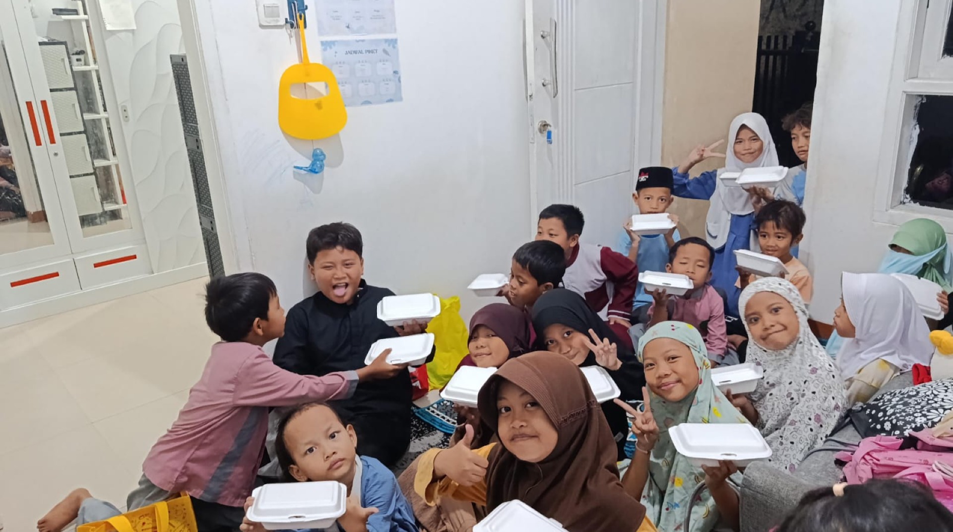 DT Peduli Cianjur Salurkan Paket Makanan Jumat Berkah kepada Anak-Anak Pengajian di Kampung Pasarean