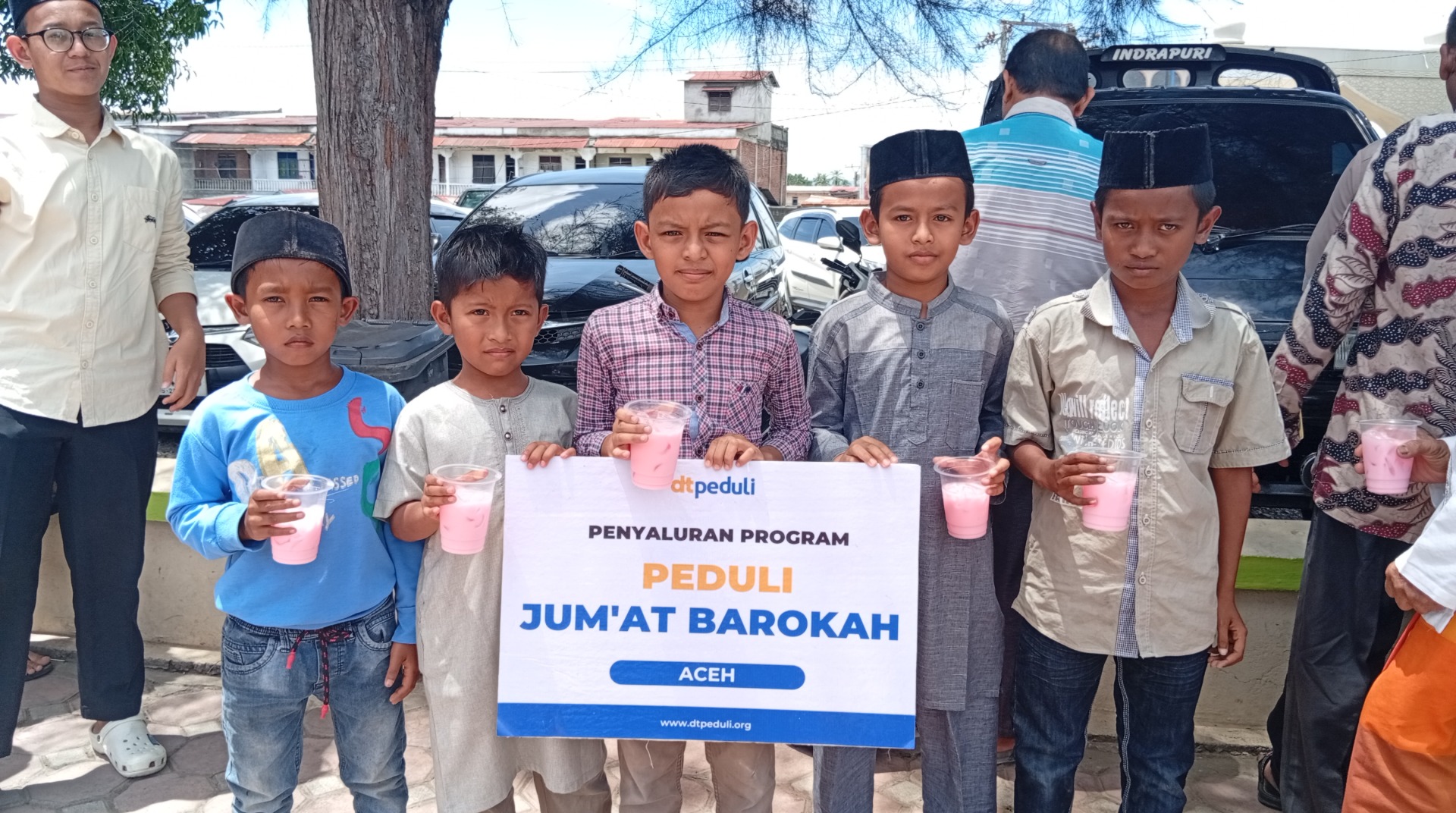 DT Peduli Aceh Berbagi Minuman Segar di Masjid Besar Abu Indrapuri dalam Program Jumat Berkah 