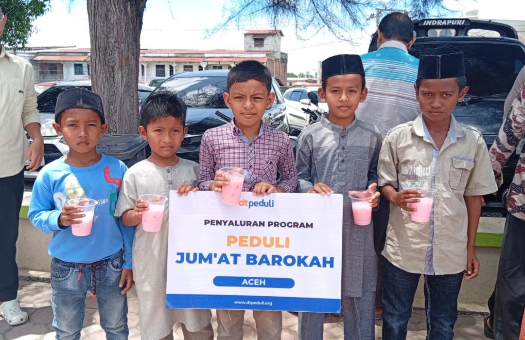 DT Peduli Aceh Berbagi Minuman Segar di Masjid Besar Abu Indrapuri dalam Program Jumat Berkah 