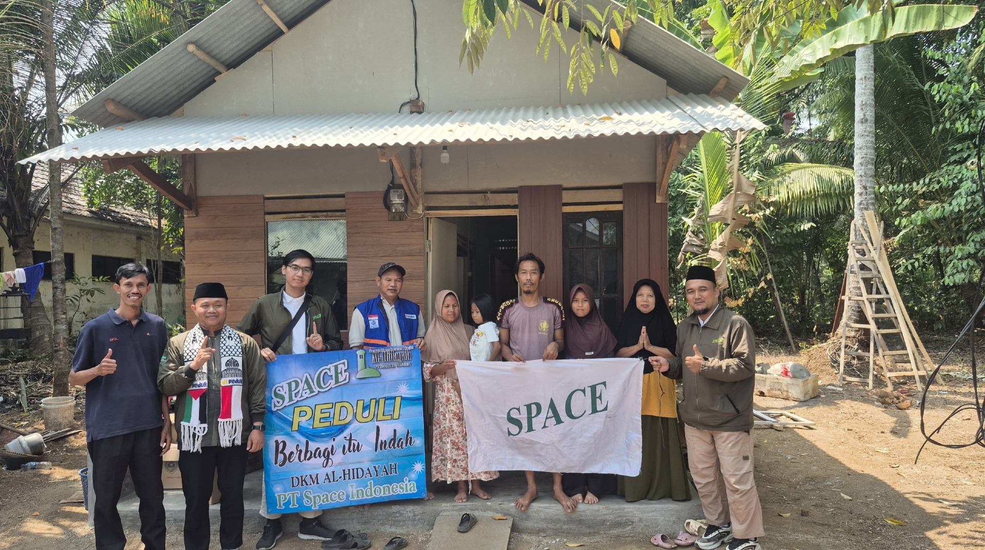 DT Peduli serang Bersama DKM Al-Hidayah Salurkan Bantuan Biaya Kesehatan untuk Adibah dari PT Space Indonesia
