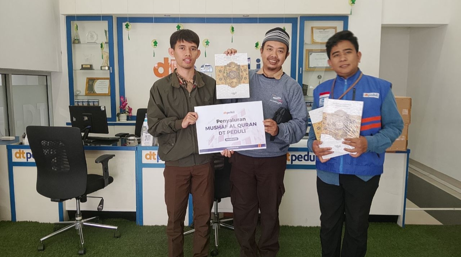 DT Peduli Bandung Salurkan Bantuan Mushaf Al-Quran untuk SDN 25 Bandung Kulon 