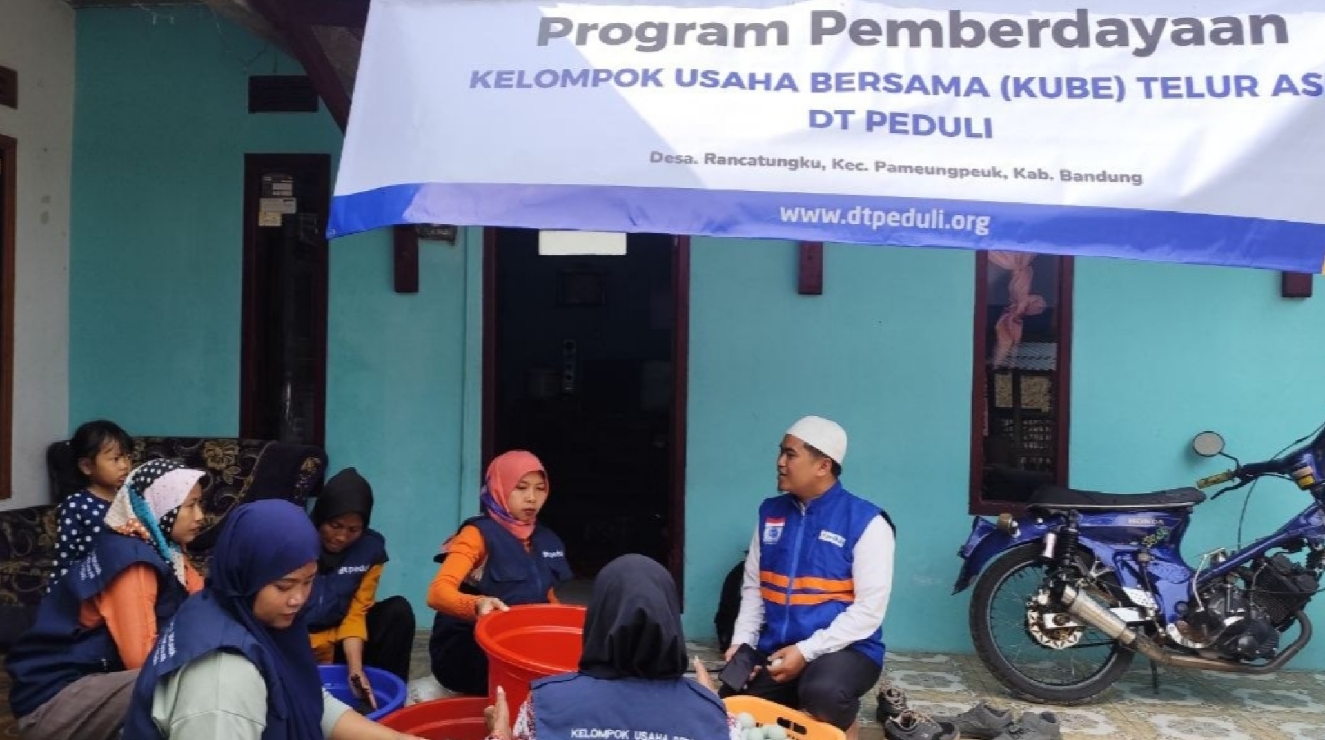 DT Peduli Bandung Lakukan Pendampingan KUBE Telur Asin di Rancatungku untuk Bangun Kekompakan dan Kembangkan Usaha