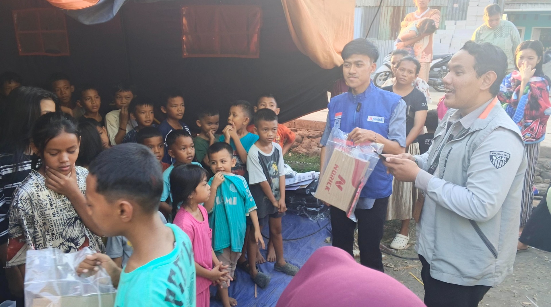 DT Peduli Sulsel Bersama Hisana Salurkan Paket Perlengkapan Sekolah untuk Anak Penyintas Kebakaran di Tallo
